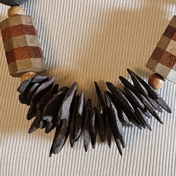 BEAUTIFUL Chunky Wooden Beads statement necklace. - Picture 3 of 8